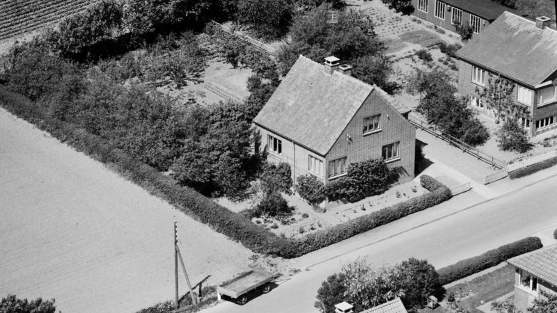 Hos Søren Hansen 1959 Sylvest Jensen Luftfoto;  Det Kgl. Bibliotek http://www.kb.dk/danmarksetfraluften/images/luftfo/2011/maj/luftfoto/object1779207