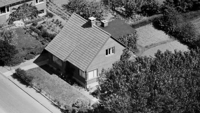 Hos Jens Marinus Jensen (Uhrenholt) 1959 Sylvest Jensen Luftfoto;  Det Kgl. Bibliotek http://www.kb.dk/danmarksetfraluften/images/luftfo/2011/maj/luftfoto/object1779104