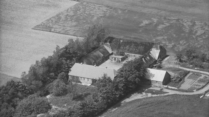 Hos Peter Bonde 1946 Sylvest Jensen Luftfoto;  Det Kgl. Bibliotek http://www.kb.dk/danmarksetfraluften/images/luftfo/2011/maj/luftfoto/object1300039