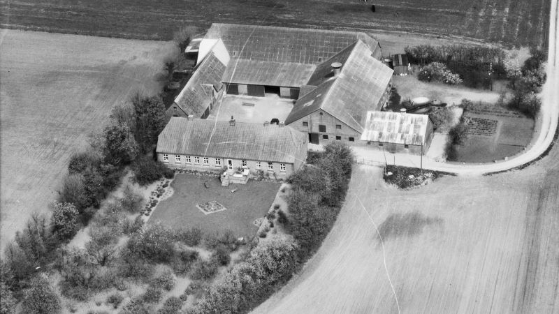 Hos Peter Bonde 1972 Sylvest Jensen Luftfoto;  Det Kgl. Bibliotek http://www.kb.dk/danmarksetfraluften/images/luftfo/2011/maj/luftfoto/object2029362