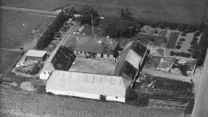 Hos Martin Jensen 1946 Sylvest Jensen Luftfoto;  Det Kgl. Bibliotek http://www.kb.dk/danmarksetfraluften/images/luftfo/2011/maj/luftfoto/object1300038