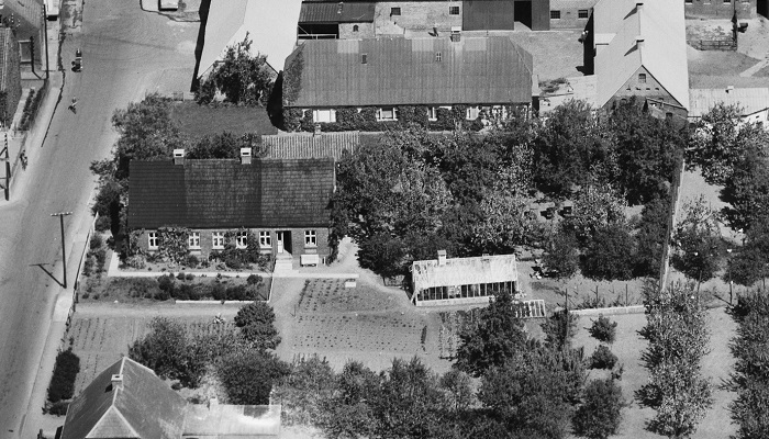 Hos Helga Andersen 1959  Sylvest Jensen Luftfoto (udsnit);  Det Kgl. Bibliotek;  https://www.kb.dk/danmarksetfraluften/images/luftfo/2011/maj/luftfoto/object1805220