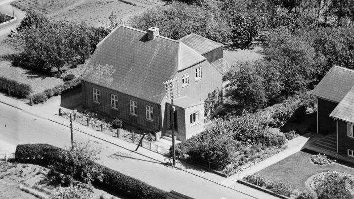Hos Tage Rasmussen 1959 Sylvest Jensen Luftfoto;  Det Kgl. Bibliotek http://www.kb.dk/danmarksetfraluften/images/luftfo/2011/maj/luftfoto/object1778901