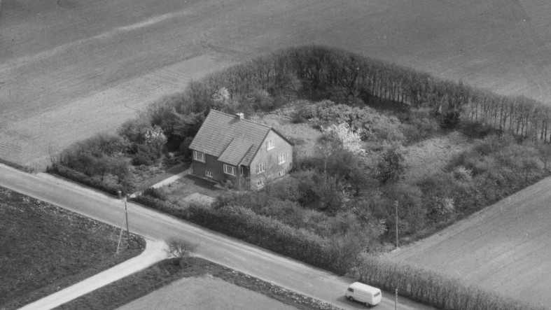 Hos Anna Overgaard 1972 Sylvest Jensen Luftfoto;  Det Kgl. Bibliotek https://www.kb.dk/danmarksetfraluften/images/luftfo/2011/maj/luftfoto/object2028681