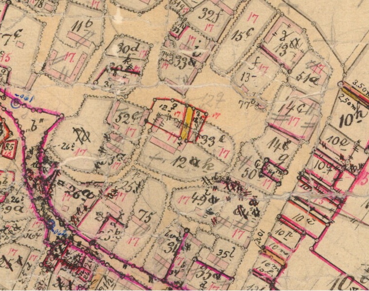 Matr. 12 blev til 12k og 12q. Renden går igennem ejendommen. Historiske kort på nettet (https://historiskekort.dk/). Matrikelkort Veddum By, Skelund (0641052) Gyldig : 1866 - 1896 Målestok: 4000. Indeholder data fra Styrelsen for Dataforsyning og Infrastruktur hentet 2023.