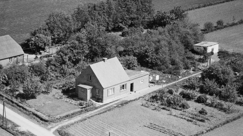 Rønholtvej 10
1959 Sylvest Jensen Luftfoto; Det Kgl. Bibliotek.
http://www5.kb.dk/danmarksetfraluften/images/luftfo/2011/maj/luftfoto/object1805246