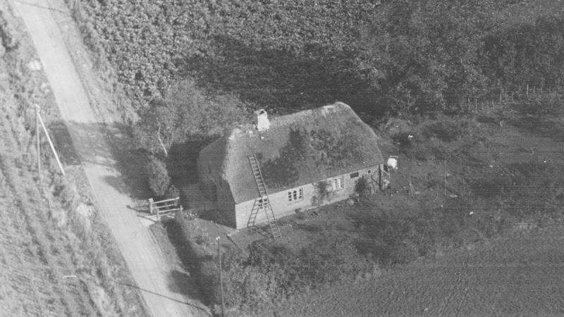 Ejnar Færge købte huset i 1951 og solgte det til Johan Jensen i 1952.
1948 - 1952 Aalborg Luftfoto; Det Kgl. Bibliotek. http://www.kb.dk/danmarksetfraluften/images/luftfo/2011/maj/luftfoto/object1642965