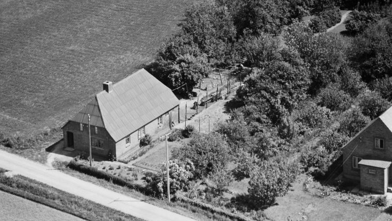 Johan Jensen ejede huset fra 1952 til 1989. Luftfoto 1959 Sylvest Jensen Luftfoto; Det Kgl. Bibliotek.
    http://www.kb.dk/danmarksetfraluften/images/luftfo/2011/maj/luftfoto/object1805251