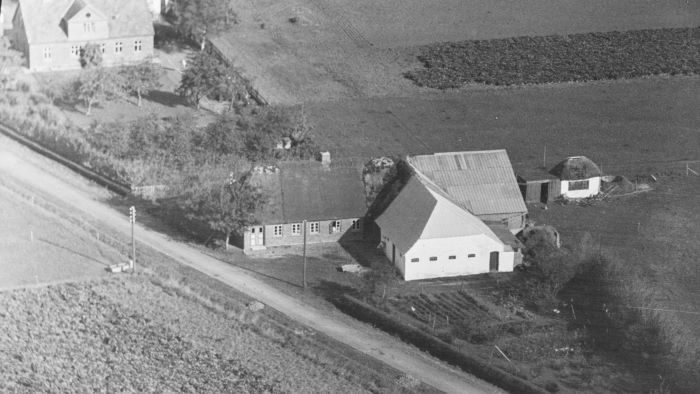 Hos Frode Valsted 1948 - 1952 Aalborg Luftfoto;  Det Kgl. Bibliotek http://www.kb.dk/danmarksetfraluften/images/luftfo/2011/maj/luftfoto/object1642949