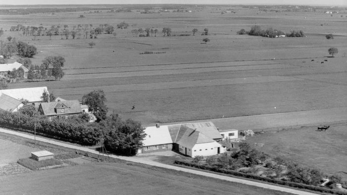 Hos Frode Valsted 1957 Aalborg Luftfoto;  Det Kgl. Bibliotek http://www.kb.dk/danmarksetfraluften/images/luftfo/2011/maj/luftfoto/object2240531