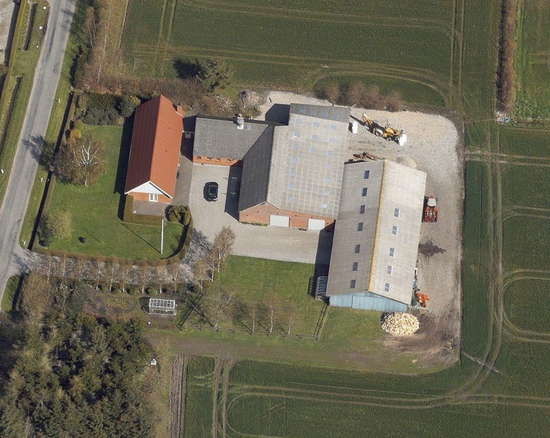 1/5 2017 https://skraafoto.dataforsyningen.dk/viewer.html?orientation=north&center=572393.39%2C6293531.5&item=2021_81_06_2_0012_00002071