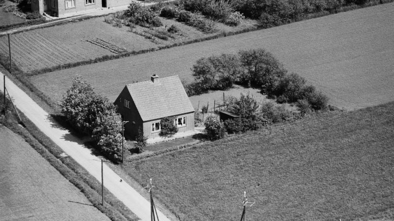 Hos Thorvald Sauer 1959 Sylvest Jensen Luftfoto;  Det Kgl. Bibliotek http://www.kb.dk/danmarksetfraluften/images/luftfo/2011/maj/luftfoto/object1805241