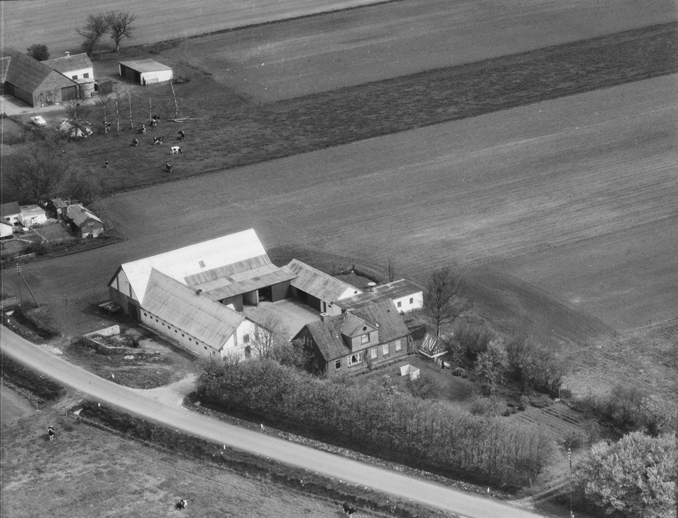 Hos Anders Kusk Danmark 1972 Sylvest Jensen Luftfoto;  Det Kgl. Bibliotek https://www.kb.dk/danmarksetfraluften/images/luftfo/2011/maj/luftfoto/object2026839
