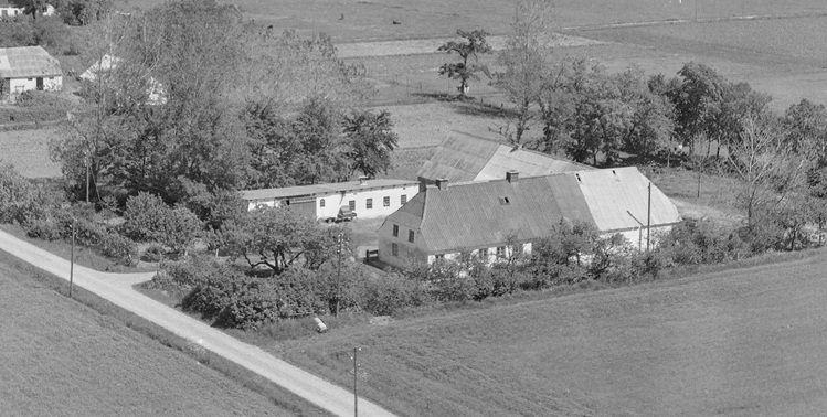 Hos Harald  Uldahl Pedersen 1957 Aalborg Luftfoto;  Det Kgl. Bibliotek https://www.kb.dk/danmarksetfraluften/images/luftfo/2011/maj/luftfoto/object2240794