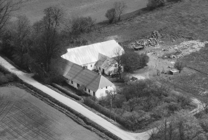 Hos Søren Christian Uldahl 1972 Sylvest Jensen Luftfoto;  Det Kgl. Bibliotek https://www.kb.dk/danmarksetfraluften/images/luftfo/2011/maj/luftfoto/object2026947