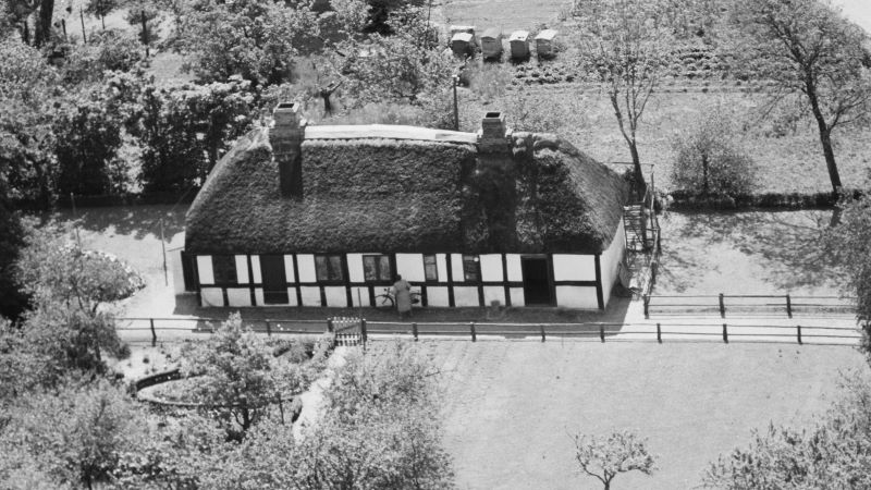 Mon ikke det er Jensine, der skal ud at cykle. 1959 Sylvest Jensen Luftfoto; Det Kgl. Bibliotek.
http://www.kb.dk/danmarksetfraluften/images/luftfo/2011/maj/luftfoto/object1805239