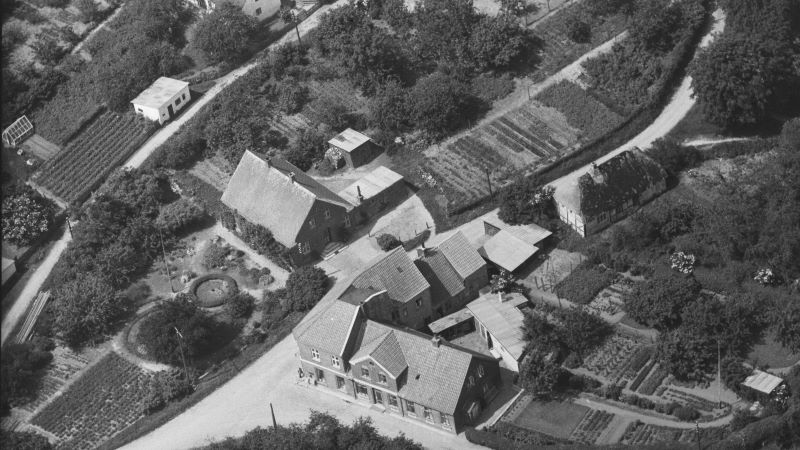 Sadelmagervej 1 1946 Sylvest Jensen Luftfoto; Det Kgl. Bibliotek.
http://www5.kb.dk/danmarksetfraluften/images/luftfo/2011/maj/luftfoto/object1300027