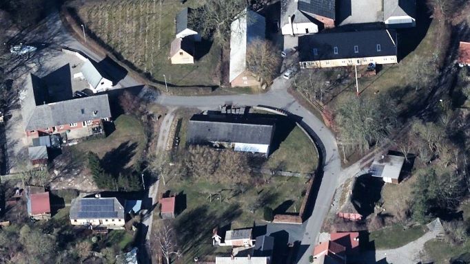 Skråfoto fra Styrelsen for Dataforsyning og Effektivisering https://skraafoto.dataforsyningen.dk/viewer.html?orientation=north&center=571648.4%2C6293117.65