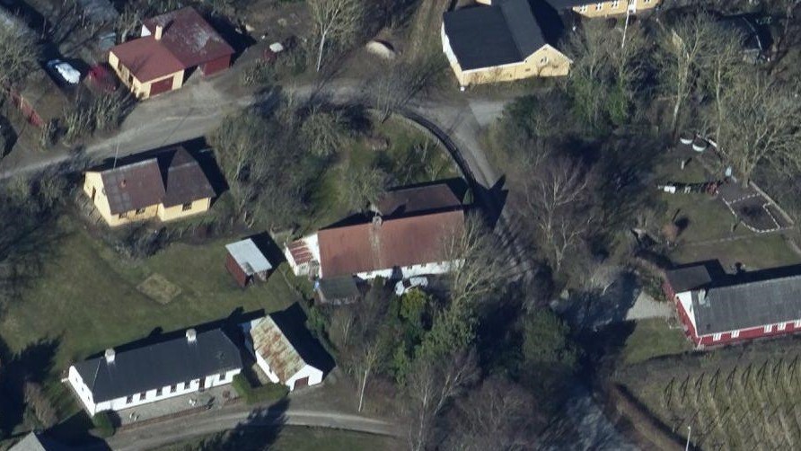 Skråfoto 2021 fra Styrelsen for Dataforsyning og Effektivisering, hentet oktober 2021. https://skraafoto.dataforsyningen.dk/viewer.html?orientation=north&center=571584.13%2C6293184.85