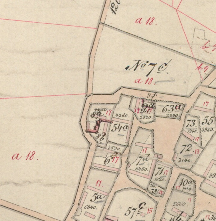 I 1896 er matriklen på Trommelholtvej delt i 8a og 8b. Historiske kort på nettet (https://historiskekort.dk/). Matrikelkort Veddum By, Skelund (0641052) Gyldig : 1866 - 1896 Målestok: 4000. Indeholder data fra Styrelsen for Dataforsyning og Infrastruktur hentet 2023.