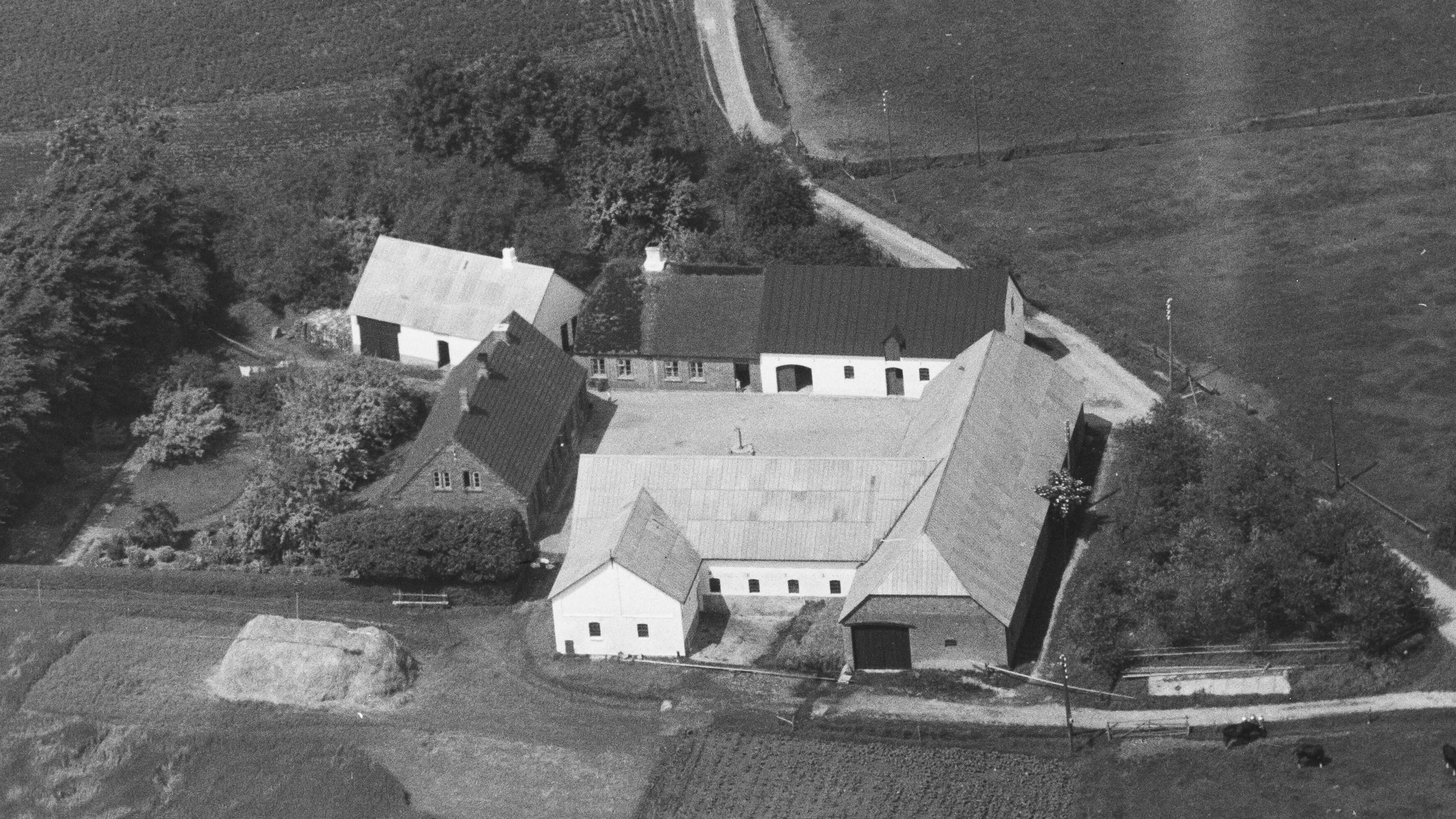 1946 Sylvest Jensen Luftfoto; Det Kgl. Bibliotek. 
http://www.kb.dk/danmarksetfraluften/images/luftfo/2011/maj/luftfoto/object1299994