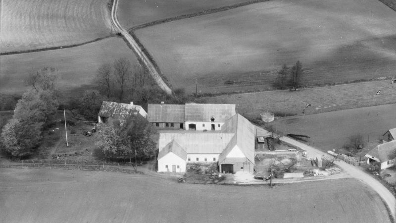 Hos Anton Høj 1972 Sylvest Jensen Luftfoto;  Det Kgl. Bibliotek http://www.kb.dk/danmarksetfraluften/images/luftfo/2011/maj/luftfoto/object2029257