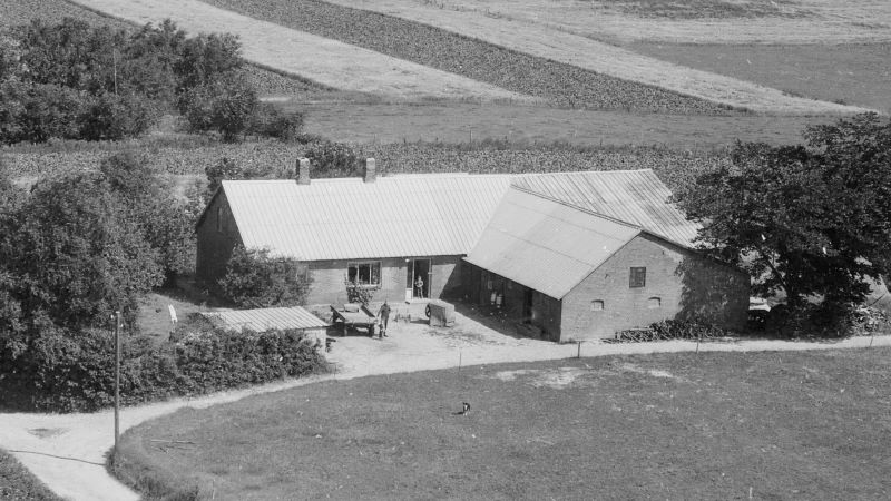 Mon ikke det er Hans Ingvardsen med Karsten 5 år og Poul 10 år i døren 1958 Sylvest Jensen Luftfoto;  Det Kgl. Bibliotek http://www.kb.dk/danmarksetfraluften/images/luftfo/2011/maj/luftfoto/object1954092