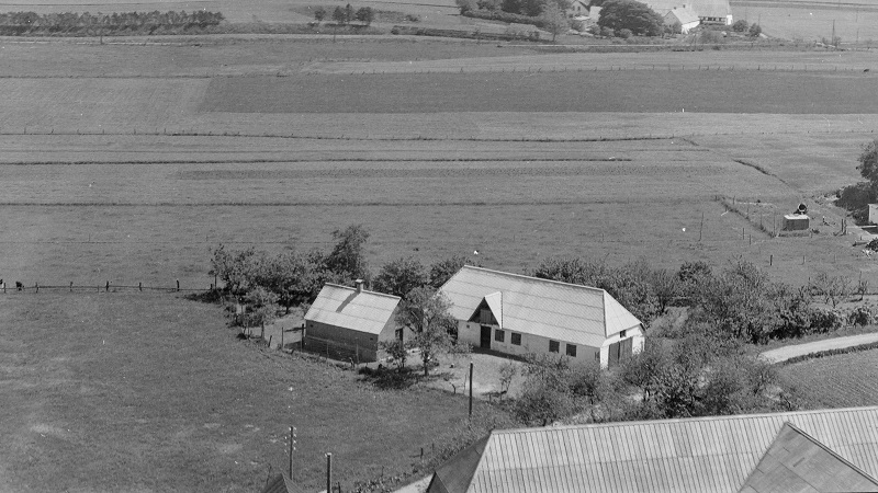 Trommelholtvej 28
1957 Sylvest Jensen Luftfoto; Det Kgl. Bibliotek. 
http://www.kb.dk/danmarksetfraluften/images/luftfo/2011/maj/luftfoto/object2240966