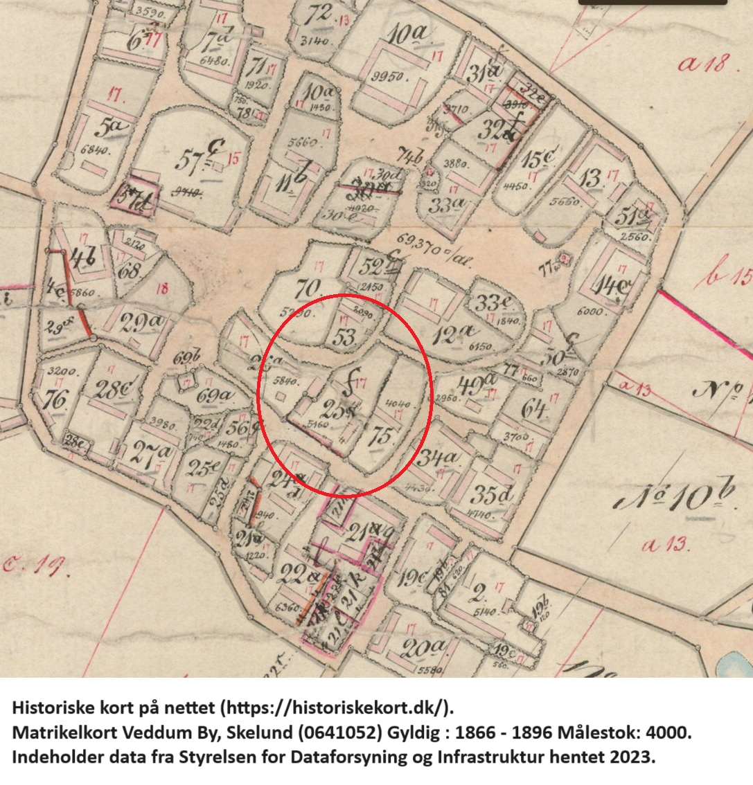 Mellem 1866 og 1896 er to bygninger sløjfet og matr. 25a er ændret til 25f. Historiske kort på nettet (https://historiskekort.dk/). Matrikelkort Veddum By, Skelund (0641052) Gyldig : 1866 - 1896 Målestok: 4000. Indeholder data fra Styrelsen for Dataforsyning og Infrastruktur hentet 2023.