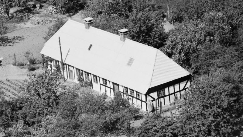 Veddum Hovedgade 15
1959 Sylvest Jensen Luftfoto; Det Kgl. Bibliotek.
http://www.kb.dk/danmarksetfraluften/images/luftfo/2011/maj/luftfoto/object1805273