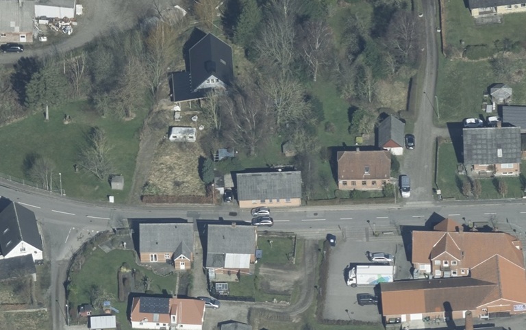 Skråfoto 2023 fra Styrelsen for Dataforsyning og Effektivisering, hentet maj 2026. https://skraafoto.dataforsyningen.dk/?orientation=north&center=571756.45%2C6292943.09&item=2023_81_06_2_0009_00000712&year=2023