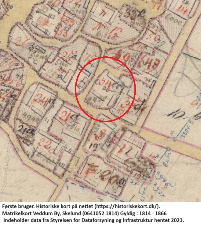 På matrikelkortet 1814-1866 er Jens Andersen Kræmer rettet til Anders Jensen Kræmer ved 34a. Historiske kort på nettet (https://historiskekort.dk/). Matrikelkort Veddum By, Skelund (0641052 1814) Gyldig : 1814 - 1866 Målestok: 4000. Indeholder data fra Styrelsen for Dataforsyning og Infrastruktur hentet 2023.