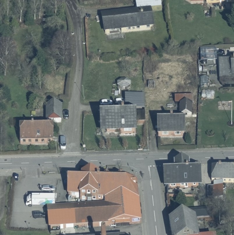 Skråfoto 2023 fra Styrelsen for Dataforsyning og Effektivisering, hentet november 2023. https://skraafoto.dataforsyningen.dk/?orientation=north&center=571802.99%2C6292959.35%2C14&item=2023_81_06_2_0009_00000712&item2=2023_81_06_2_0009_00000712