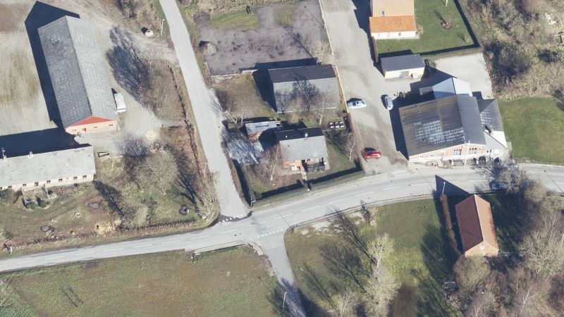 Skråfoto 2019 fra Styrelsen for Dataforsyning og Effektivisering, hentet maj 2021. https://skraafoto.dataforsyningen.dk/viewer.html?orientation=north&center=571549%2C6293013.8