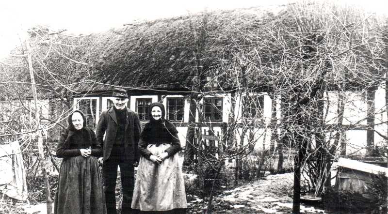 Lene Kirstine og Jørgen Laursen (Pors Jørgen) boede på Hovedgaden 20 i 1881 til 1913. 1911 Lokalhistorisk B549