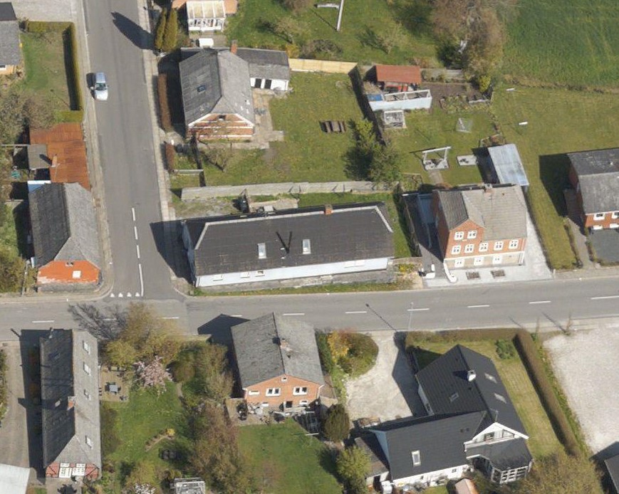 Til https://skraafoto.dataforsyningen.dk/?orientation=north&center=571883.14%2C6292953.25&item=2017_81_06_2_0016_00092139&year=2017&item-2=2017_81_06_2_0016_00092139&year-2=2017