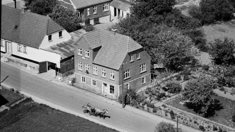 Veddum Hovedgade 25
1959 Sylvest Jensen Luftfoto; Det Kgl. Bibliotek.
http://www.kb.dk/danmarksetfraluften/images/luftfo/2011/maj/luftfoto/object1805202