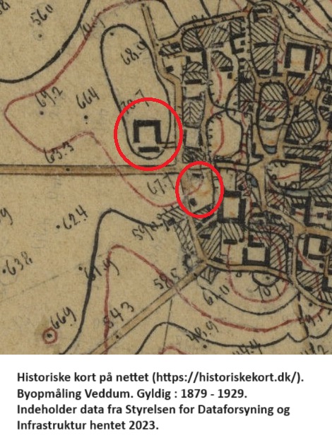 I 1929 er den nye gård bygget og den gamle erstattet af et hus. Historiske kort på nettet (https://historiskekort.dk/). Byopmåling Veddum. Gyldig : 1879 - 1929. Indeholder data fra Styrelsen for Dataforsyning og Infrastruktur hentet 2023.