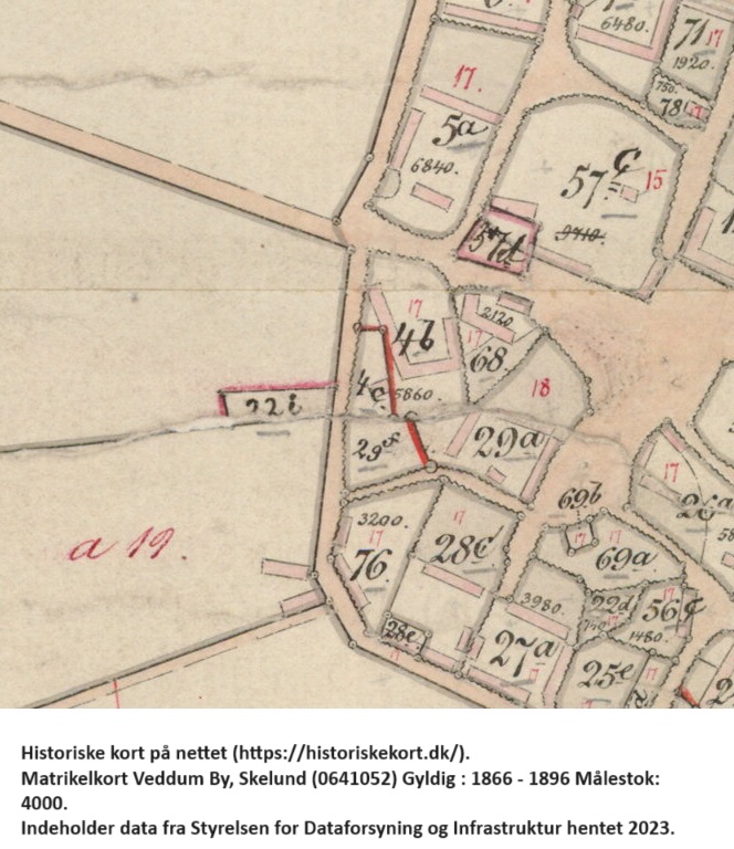 Den gamle gård ses på Historiske kort på nettet (https://historiskekort.dk/). Matrikelkort Veddum By, Skelund (0641052) Gyldig : 1866 - 1896 Målestok: 4000. Indeholder data fra Styrelsen for Dataforsyning og Infrastruktur hentet 2023.