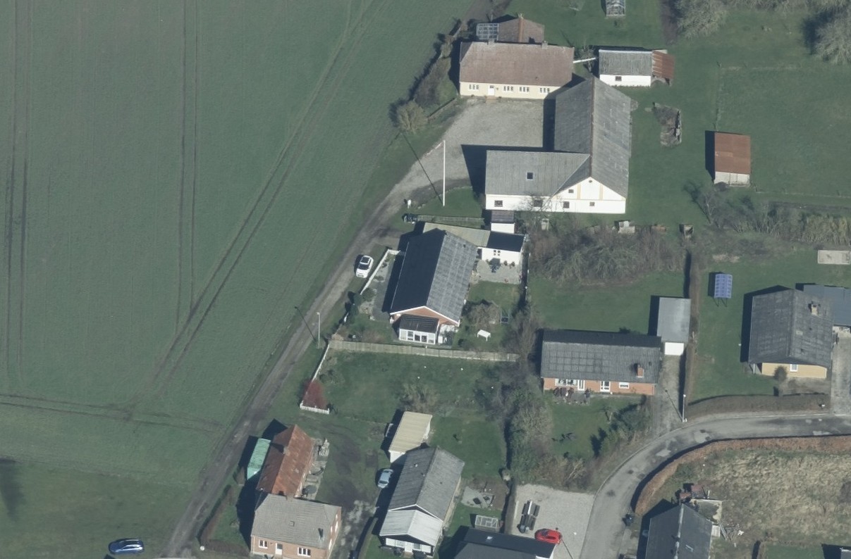 Skråfoto 2023 fra Styrelsen for Dataforsyning og Effektivisering, CC BY 4.0, hentet aug 2025. https://skraafoto.dataforsyningen.dk/?orientation=north&center=572026.75%2C6293016.04&item=2023_81_06_2_0009_00000712&year=2023