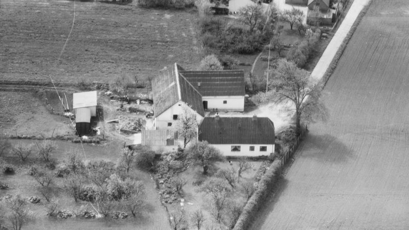 Hos Chr. Velling 1972 Sylvest Jensen Luftfoto;  Det Kgl. Bibliotek http://www.kb.dk/danmarksetfraluften/images/luftfo/2011/maj/luftfoto/object2029338