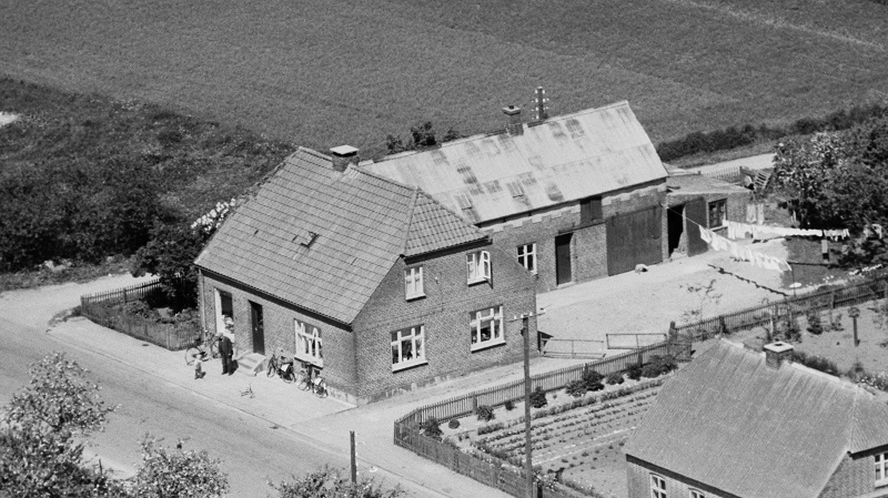 Veddum Hovedgade 35
1959 Sylvest Jensen Luftfoto; Det Kgl. Bibliotek. 
http://www.kb.dk/danmarksetfraluften/images/luftfo/2011/maj/luftfoto/object1805197