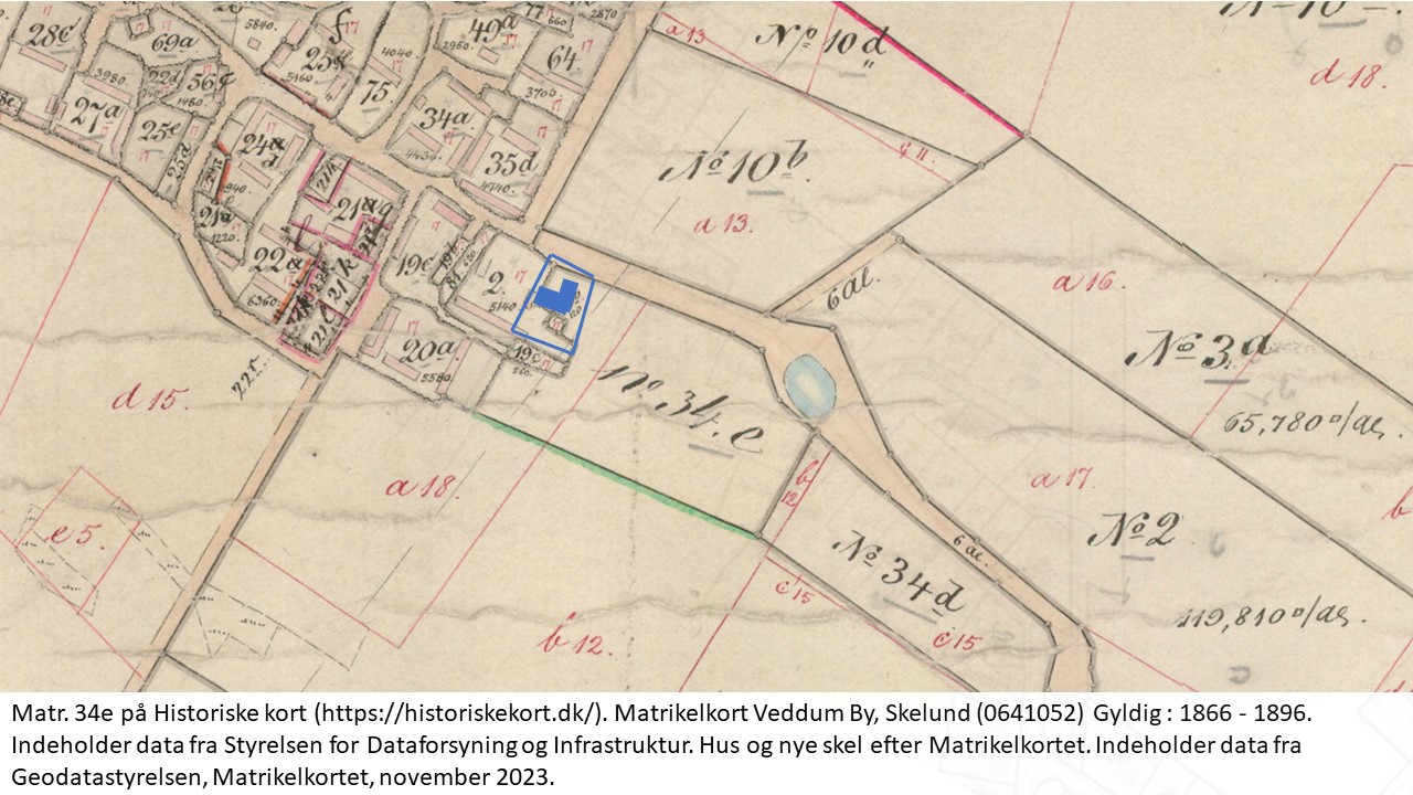 Matr. 34e på Historiske kort (https://historiskekort.dk/). Matrikelkort Veddum By, Skelund (0641052) Gyldig : 1866 - 1896. Indeholder data fra Styrelsen for Dataforsyning og Infrastruktur. Hus og nye skel efter Matrikelkortet. Indeholder data fra Geodatastyrelsen, Matrikelkortet, november 2023.