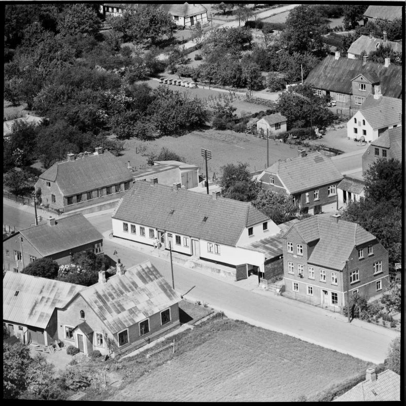 Hos Mette Frederikke Jensen Dahl 1959 Luftfoto;  Det Kgl. Bibliotek Luftfoto;  Det Kgl. Bibliotek https://www.kb.dk/danmarksetfraluften/images/luftfo/2011/maj/luftfoto/object1805221