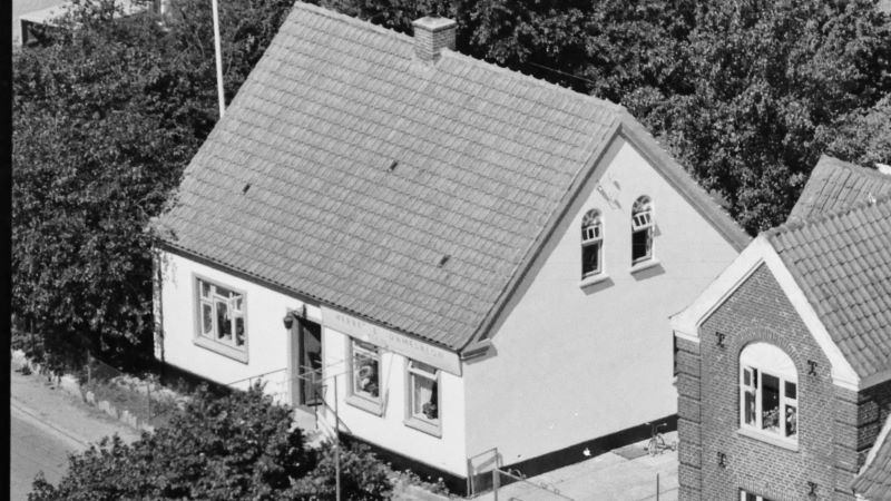 Herre og Dame salon 1959 Sylvest Jensen Luftfoto; Det Kgl. Bibliotek. 
http://www5.kb.dk/danmarksetfraluften/images/luftfo/2011/maj/luftfoto/object1781647