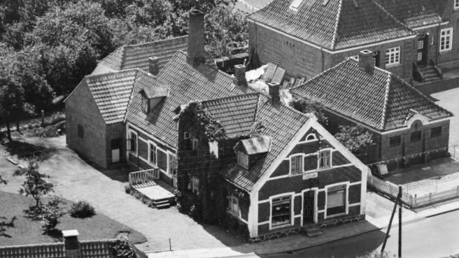 1958 Bager og Konditori. Sylvest Jensen Luftfoto; Det Kgl. Bibliotek.
http://www.kb.dk/danmarksetfraluften/images/luftfo/2011/maj/luftfoto/object1781676