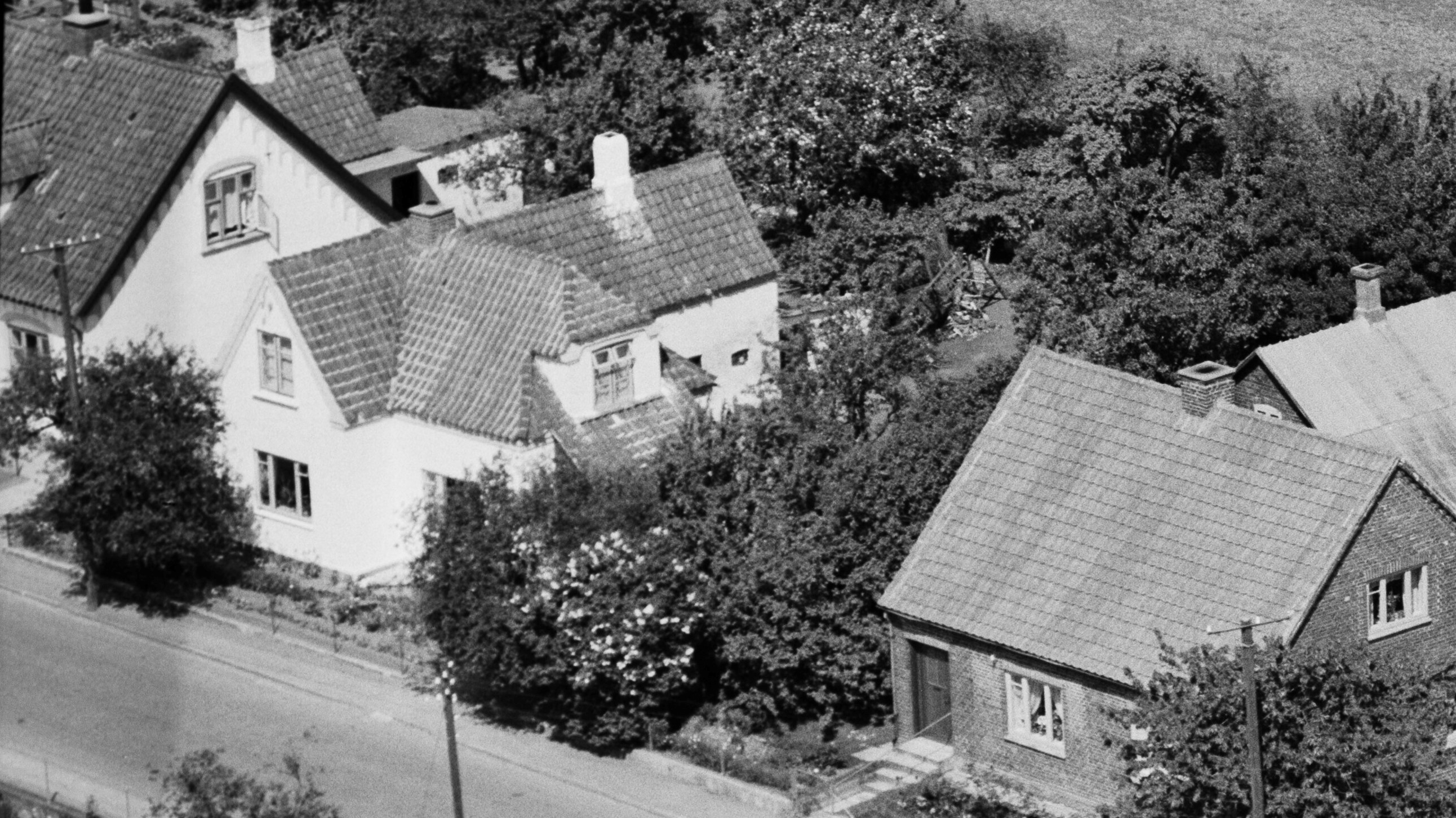 Hos Marie Kristine Rytter. Udsnit 1959 Sylvest Jensen Luftfoto;  Det Kgl. Bibliotek http://www.kb.dk/danmarksetfraluften/images/luftfo/2011/maj/luftfoto/object1805191