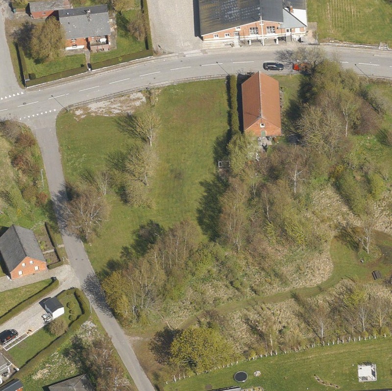 1/5 2017 En fin lille park. Skråfoto 2017 fra Styrelsen for Dataforsyning og Effektivisering, CC BY 4.0, hentet 2021. https://skraafoto.dataforsyningen.dk/?center=571575.86%2C6292993.1&item=2017_81_06_2_0016_00092139&year=2017&orientation=north