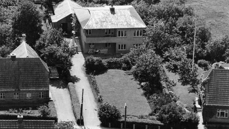 Veddum Hovedgade 50
1958 Sylvest Jensen Luftfoto; Det Kgl. Bibliotek. 
http://www.kb.dk/danmarksetfraluften/images/luftfo/2011/maj/luftfoto/object1781602