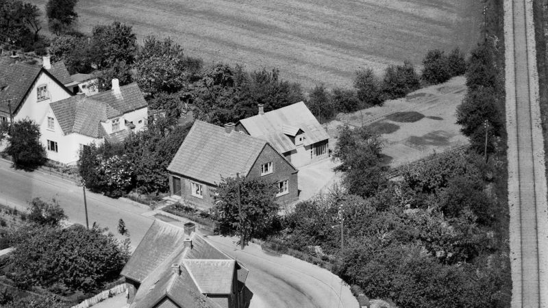 Veddum Hovedgade 51
1959 Sylvest Jensen Luftfoto; Det Kgl. Bibliotek. 
http://www.kb.dk/danmarksetfraluften/images/luftfo/2011/maj/luftfoto/object1805191